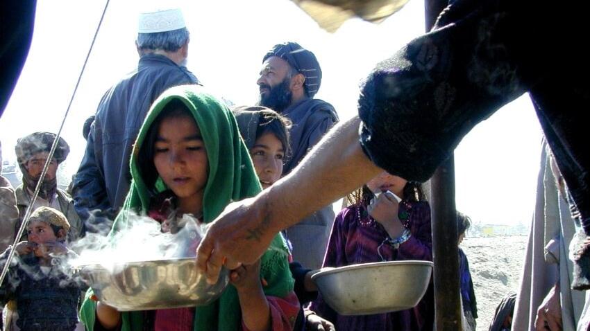 Afghan Girls receive food aid