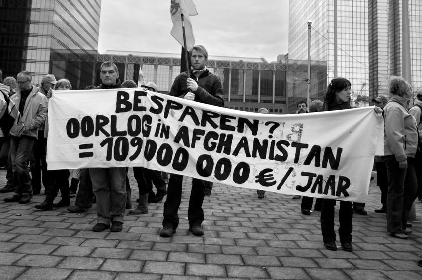 Manifestatie 2 december 2011: Besparen kan op bommen, niet op mensen!