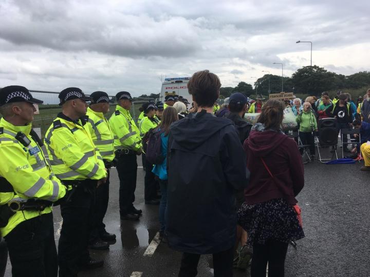 Tri homoj enkarcerigitaj post pacama civila protesto en anglio